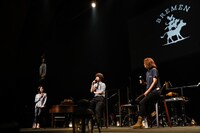 ライブ前に行われたトークセッションの様子。（撮影：上山陽介）