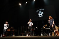 人気画像2位は「SEKAI NO OWARIが全国に思い届けた『ブレーメン』ライブ、横浜で終幕」より、ライブ前に行われたトークセッションの様子。（撮影：上山陽介）