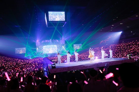 アリーナを移動するステージ。（撮影：荒金大介）