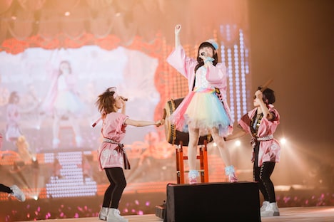 法被姿で「めろ～ん音頭～Festival of Kingdom～」を歌うゆかりん。（撮影：荒金大介）