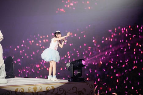 手を振って王国民の声援に応えるゆかりん。（撮影：荒金大介）