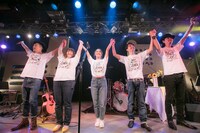 アンコールで観客に挨拶するLeola（中央）。