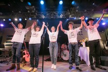 アンコールで観客に挨拶するLeola（中央）。