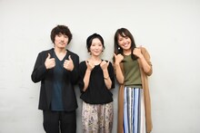 左からmoumoon、堤友香アナウンサー。（写真提供：TOKYO FM）