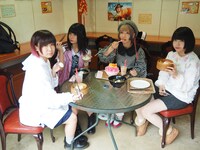 「あ！世界は広いすごい」ミュージックビデオ撮影のオフショット。