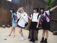 「あ！世界は広いすごい」ミュージックビデオ撮影のオフショット。