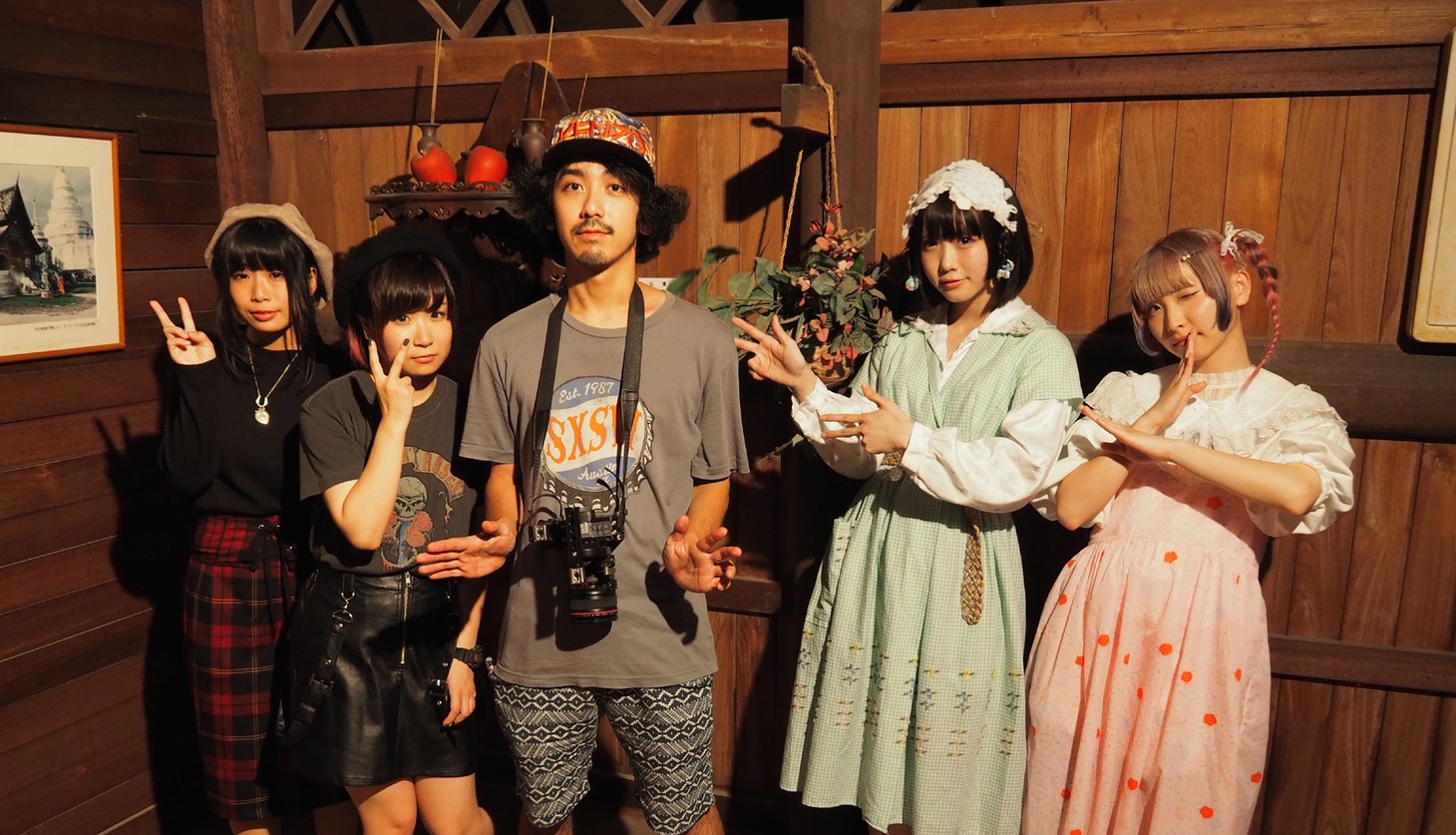 加藤マニ（中央）とゆるめるモ！。