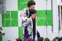 リョウガをおんぶするカイ。（撮影：米山三郎[SignaL]）