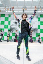 「ラゾーナ大好きー！」と笑顔を浮かべるタクヤ。（撮影：米山三郎[SignaL]）