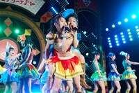 後藤楽々をおぶって歌う須田亜香里。(c)AKS