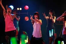 SUPER☆GiRLSのライブの様子。（写真提供：エイベックス）