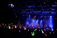 SUPER☆GiRLSのライブの様子。（写真提供：エイベックス）