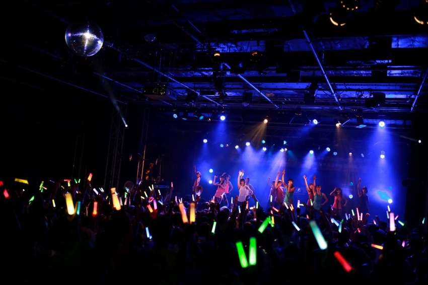 SUPER☆GiRLSのライブの様子。（写真提供：エイベックス）