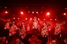 SUPER☆GiRLSのライブの様子。（写真提供：エイベックス）