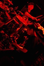 左から池本雄季（Dr, Cho / SHANK）、松崎兵太（G, Cho / SHANK）。