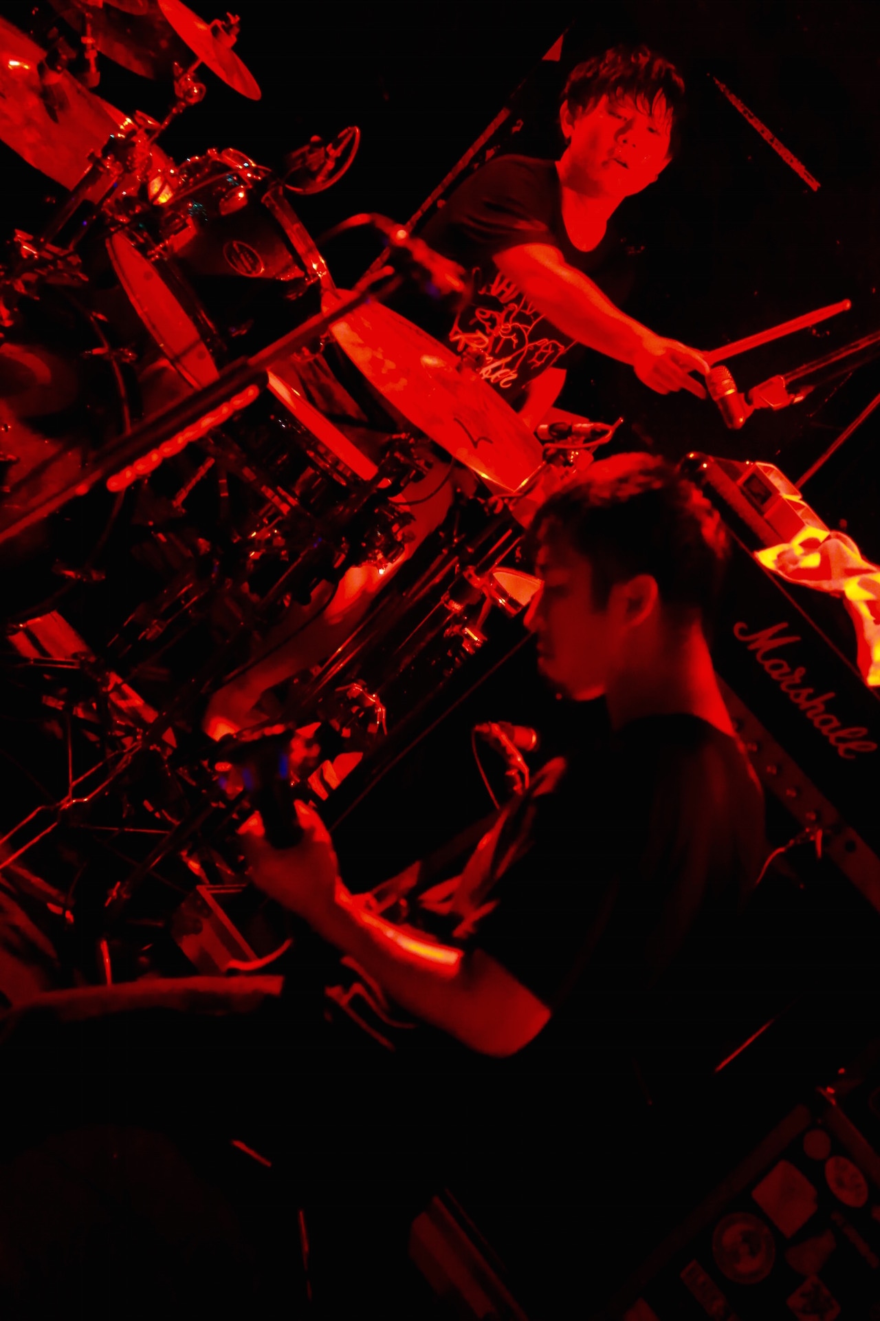 左から池本雄季（Dr, Cho / SHANK）、松崎兵太（G, Cho / SHANK）。