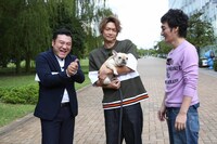 左から山崎弘也（アンタッチャブル）、草なぎの愛犬を抱く香取慎吾、草なぎ剛。(c)フジテレビ