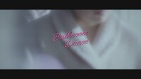 「Bathroom Dance」のワンシーン。