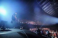 田村明浩（B / スピッツ）（撮影：内藤順司）