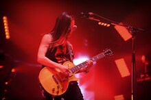 三輪テツヤ（G / スピッツ）（撮影：内藤順司）