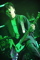 田村明浩（B / スピッツ）（撮影：内藤順司）