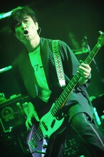 田村明浩（B / スピッツ）（撮影：内藤順司）