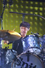 崎山龍男（Dr / スピッツ）（撮影：内藤順司）※崎は立つ崎（たつさき）が正式表記