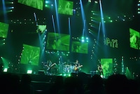 スピッツ「SPITZ 30th ANNIVERSARY TOUR “THIRTY30FIFTY50”」最終公演の様子。（撮影：内藤順司）