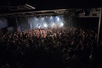 フロアの真ん中で「うぇゆうぇゆうぉっ～ヒネクレノタリ～」を歌うぜんぶ君のせいだ。。（撮影：関上貴也）