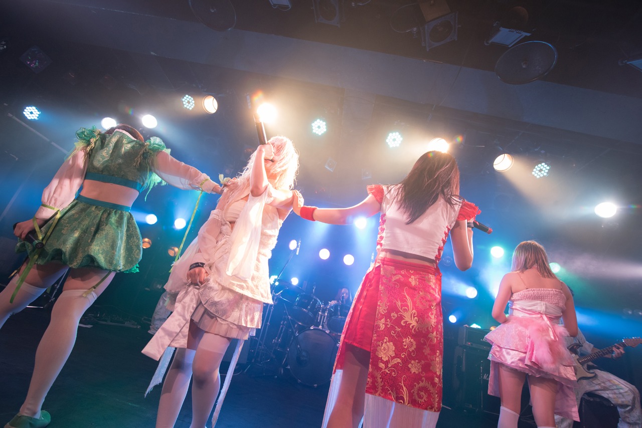 ぜんぶ君のせいだ。「みんなごとTOUR 2017～2018」初日公演の様子。（撮影：関上貴也）