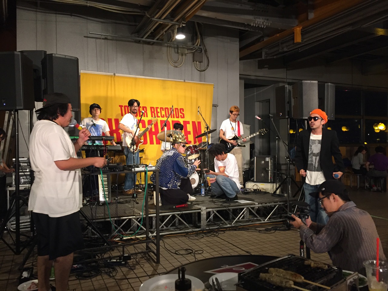 「新曲お披露目！どついたるねんBBQ大会！」の様子。