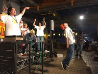 「新曲お披露目！どついたるねんBBQ大会！」の様子。