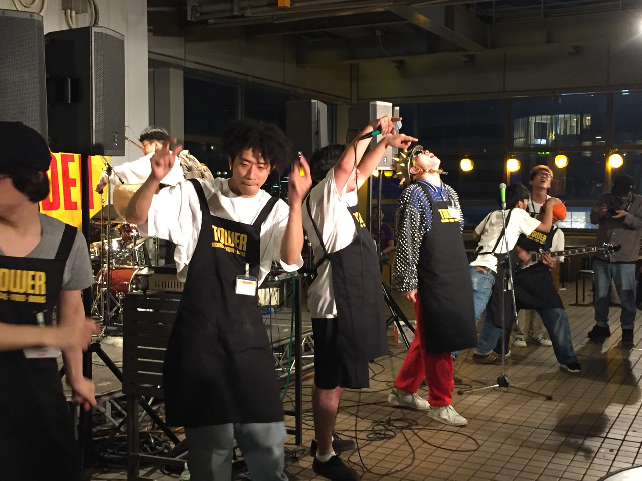 「新曲お披露目！どついたるねんBBQ大会！」の様子。