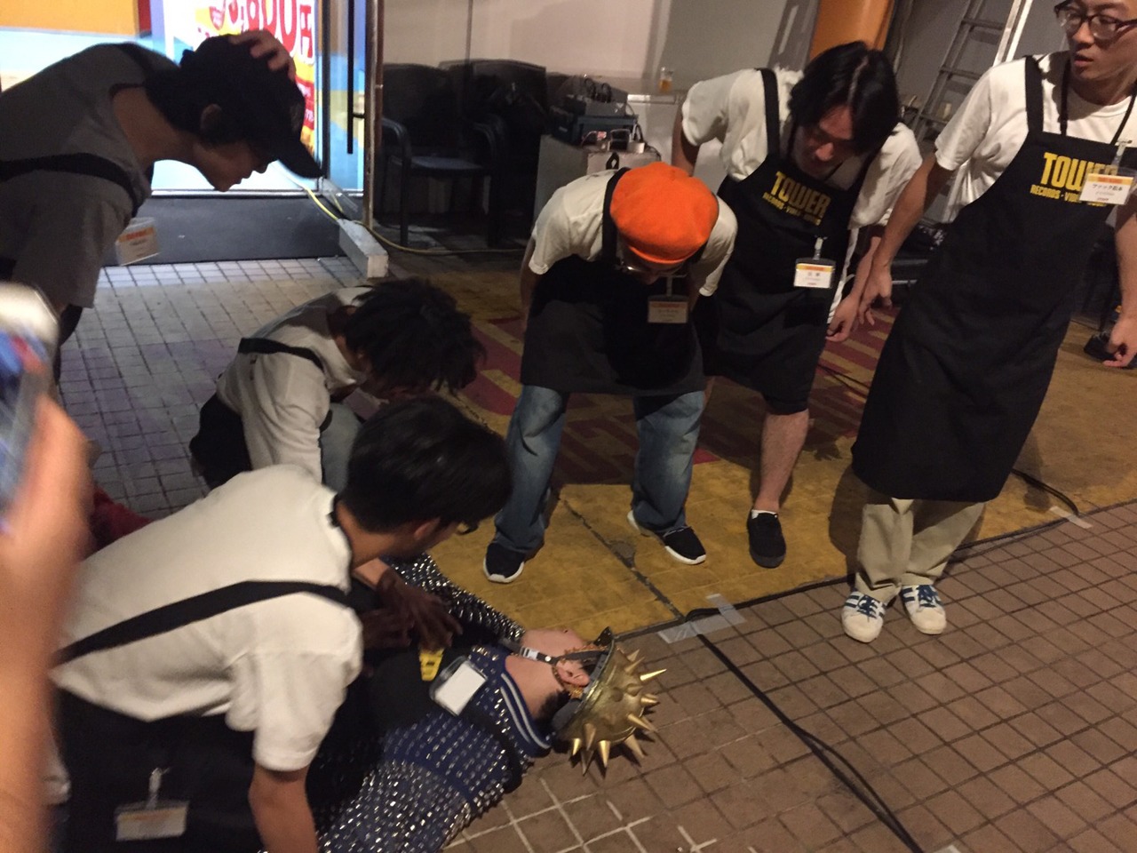 倒れたワトソンを心配そうに見つめるメンバー。