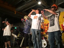 「新曲お披露目！どついたるねんBBQ大会！」の様子。