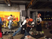「新曲お披露目！どついたるねんBBQ大会！」の様子。