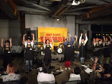 「新曲お披露目！どついたるねんBBQ大会！」の様子。