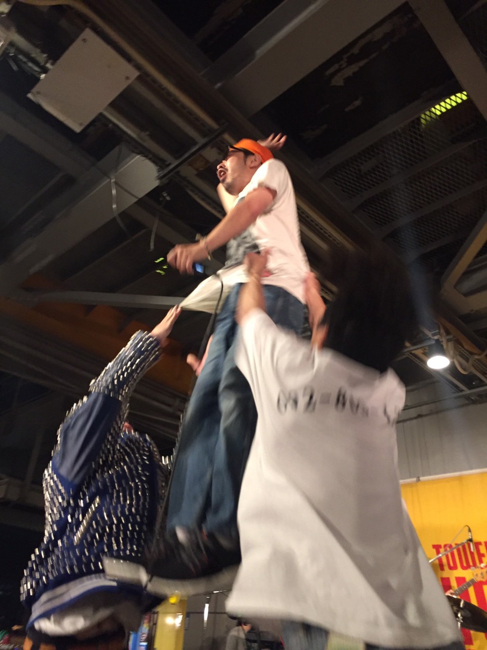 メンバーに担がれるうーちゃん。
