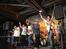 「新曲お披露目！どついたるねんBBQ大会！」の様子。