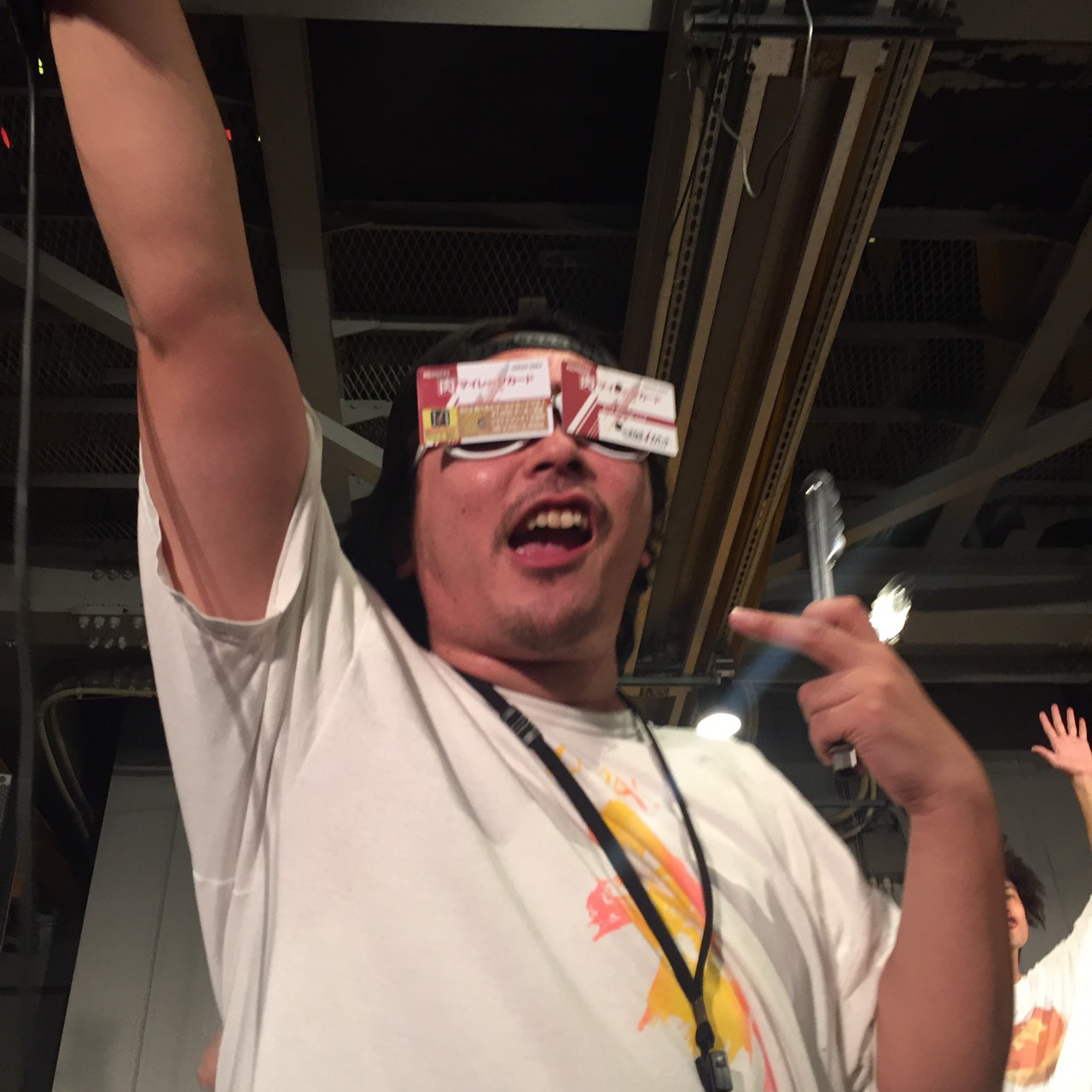 「肉マイレージカードマン」グラスを身に着ける先輩。