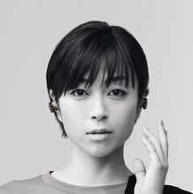 宇多田ヒカルが出演するソニー「ノイキャンワイヤレス」広告グラフィック。