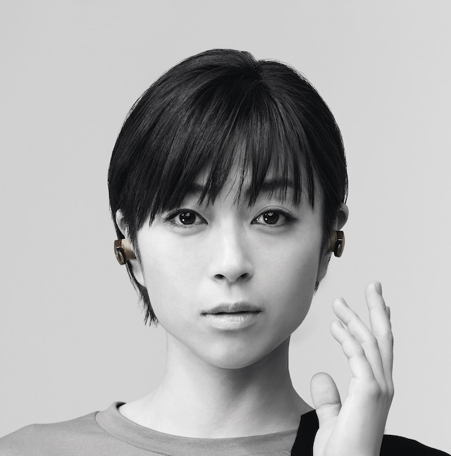 宇多田ヒカルが出演するソニー「ノイキャンワイヤレス」広告グラフィック。
