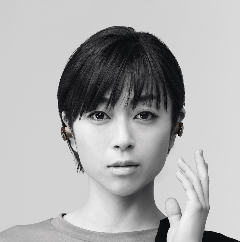 宇多田ヒカルが出演するソニー「ノイキャンワイヤレス」広告グラフィック。