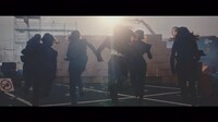 欅坂46「風に吹かれても」ミュージックビデオのワンシーン。