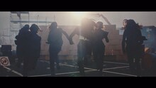 欅坂46「風に吹かれても」ミュージックビデオのワンシーン。
