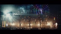 欅坂46「風に吹かれても」ミュージックビデオのワンシーン。