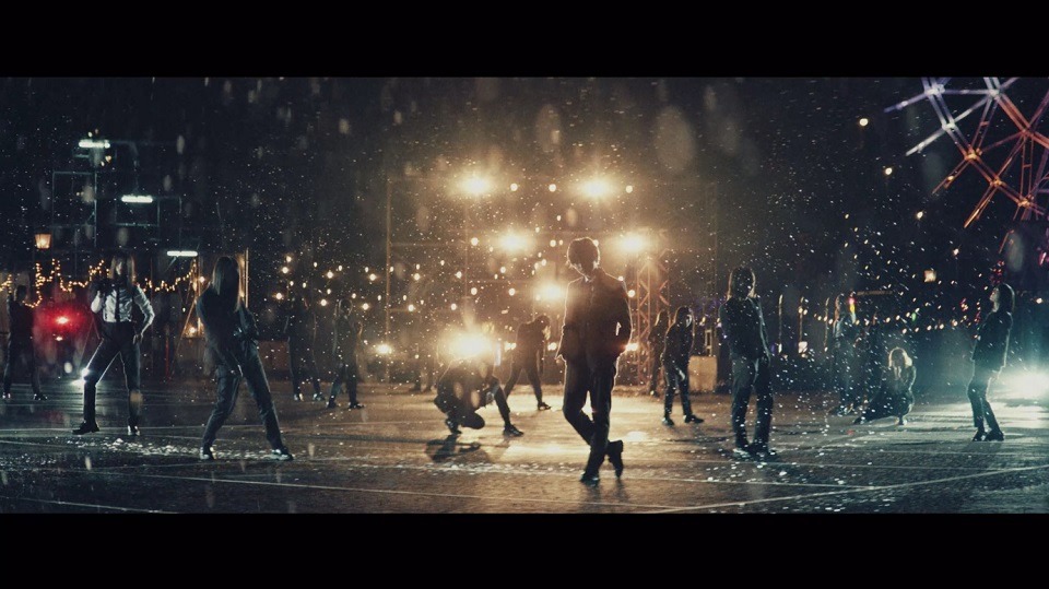 欅坂46「風に吹かれても」ミュージックビデオのワンシーン。