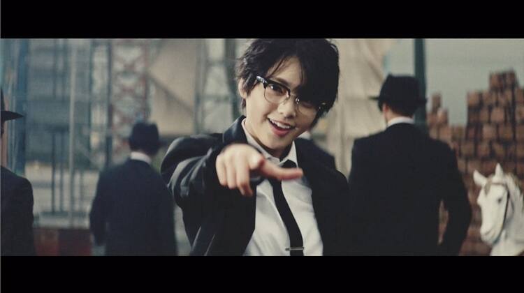 欅坂46、黒スーツのダンスに弾ける笑顔も「風に吹かれても」MV公開 