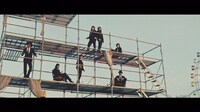 欅坂46「風に吹かれても」ミュージックビデオのワンシーン。