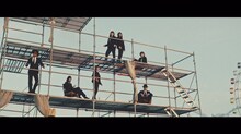 欅坂46「風に吹かれても」ミュージックビデオのワンシーン。